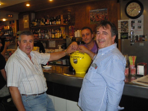 Miquel Aguilar, a l'esquerra, acompanyat de l'expresident del Palamós CF, Emilio Caballero.