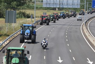 El pas de tractors per autovia va generar protestes a la C-35, com es veu en la imatge.