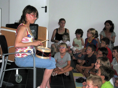 Contes musicats a la biblioteca municipal de Palamós.