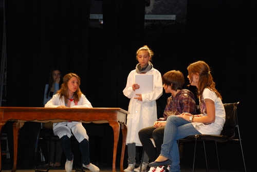 Un grup de joves actors al teatre La Gorga.