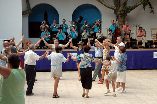 Els dilluns es pot aprendre a ballar sardanes a Calella de Palafrugell.