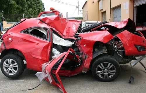 El cotxe accidentat ahir a Calonge. (Foto: Montse Barrera-El Punt).