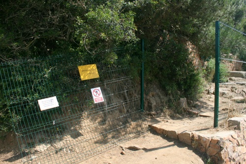 El camí de ronda, tallat a la zona de S'Alguer.
