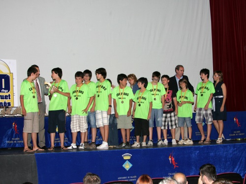 Els nens del bàsquet de l'AMPA Vedruna, premiats ahir.