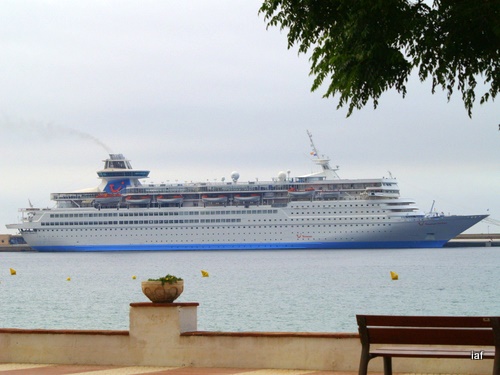 Primera escala de la tempoorada del Thomson Destiny a Palamós.
