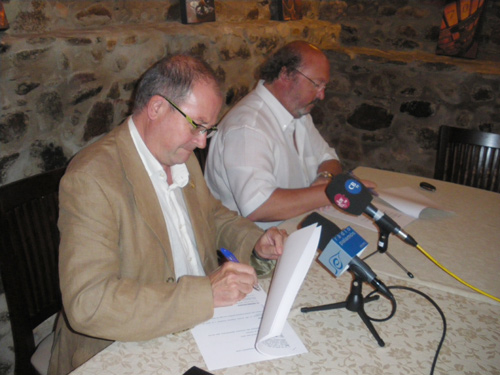 Martí Fonalleres, d'ERC, i l'alcalde Jordi Soler, de CiU, firmen el pacte de govern a Calonge.