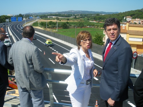 Teresa Ferrés i el conseller Lluís Recoder en un dels ponts de l'enllaç est de la C-31.