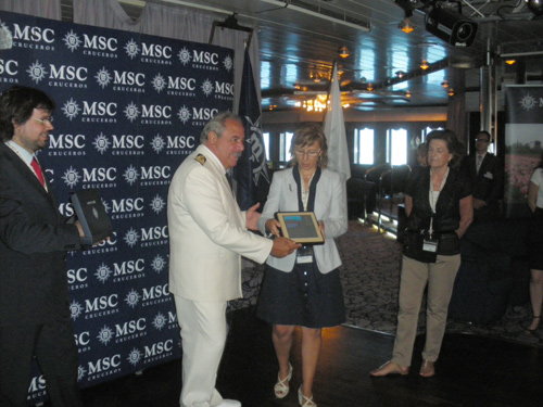 L'alcaldessa Teresa Ferrés lliura un record al capità del MSC Melody, aquest migdia.