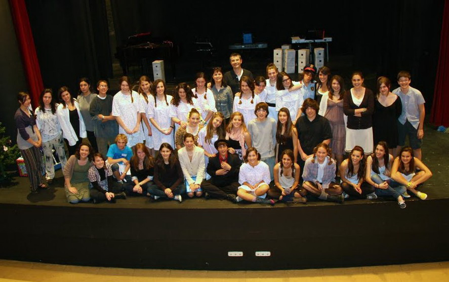 Mainada de Palamós fent teatre a La Gorga.