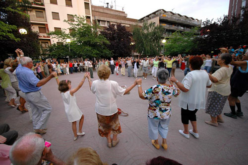 Els dilluns, classes per aprendre a ballar sardanes.
