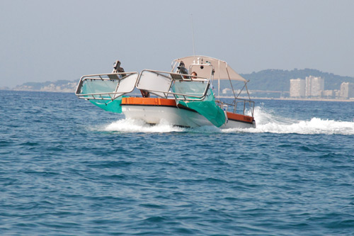 Imatge de l'embarcació de neteja marina de l'Ajuntament de Calonge.