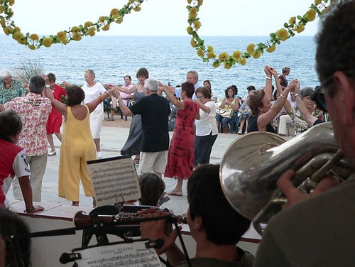 A Calella, tots els dilluns ensenyen a ballar sardanes.