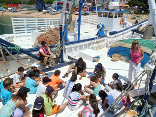 Mainada a bord de les 'barques del peix' de Palamós.