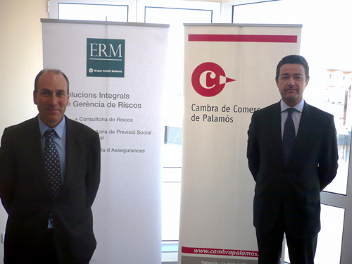 El president de la Cambra de Comerç de Palamós, Xavier Ribera, amb un representat de l'empresa ERM.