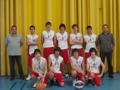 Carles Sala, a la dreta, amb l'equip cadet del CB Palafrugell.