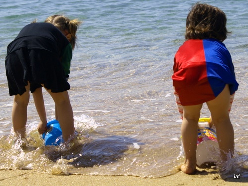 Dos nens juguen amb articles de platja.