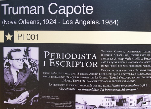 Una placa informativa recorda Truman Capote a la zona de la Catifa.