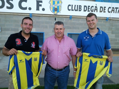 Bertu Fernández, a l'esquerra, i el preparador físic Jordi Sala, dreta, amb el president del Palamós CF.
