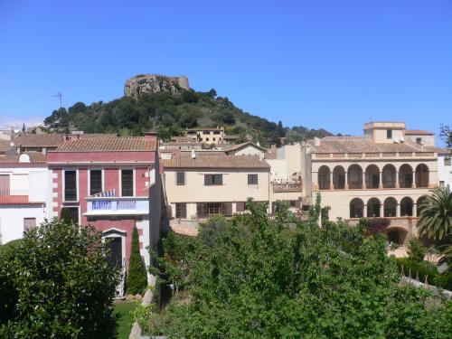 Una visita guiada mostra el patrimoni llegat pels indians de Begur.