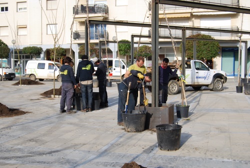 La brigada de Medi Ambient fent una feina.