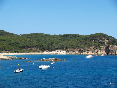 La platja de Castell, destacada a 'El País'.
