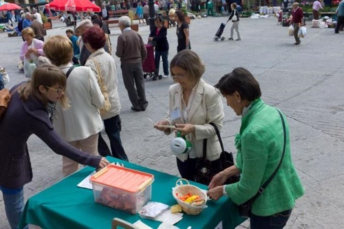Imatge d'una col·lecta popular contra el càncer.