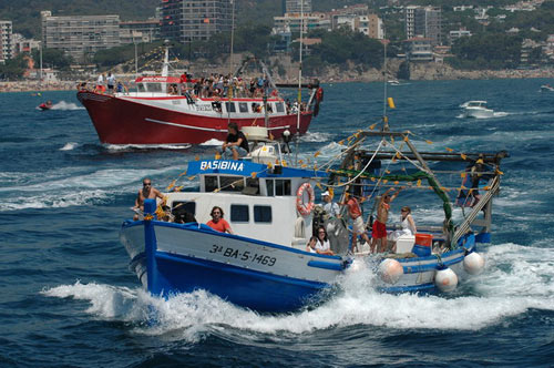 Barques en processó a Palamós.