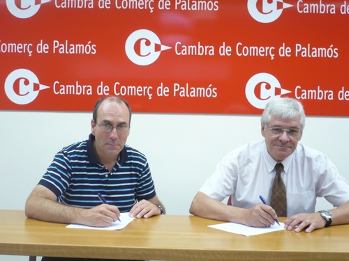 El president de la Cambra, Xavier Ribera, a l'esquerra, i el representant d'Advantium, avui.