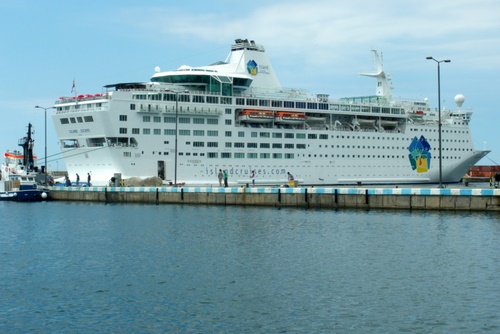 El creuer Island Escape al port de Palamós.