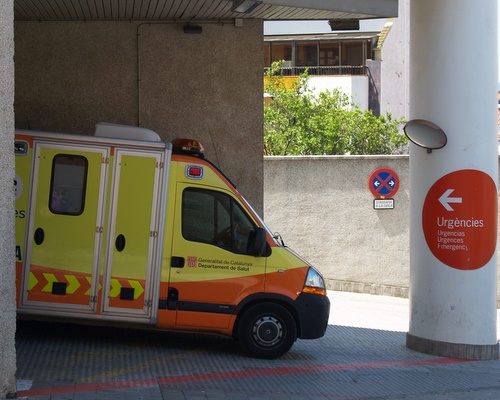 Una ambulància a la porta del servei d'urgències de l'hospital de Palamós.