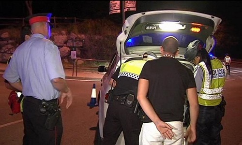 Efectius policials escorcollant un cotxe.