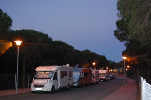 Autocaravanes en un carrer de La Fosca.