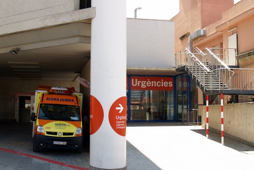 Una ambulància s'espera a la porta del servei d'urgències de l'hospital de Palamós.