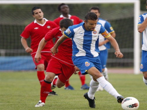 Un moment del partit amistós que ha jugat l'Espanyol al camp del Palafrugell, abans d'ahir.