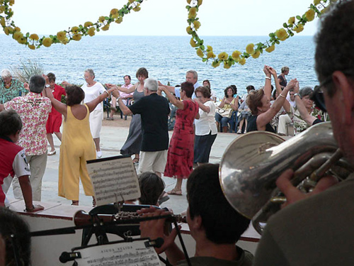 Tots els dilluns, sardanes a l'hotel La Torre.
