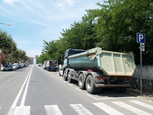 Un camió estacionat a l'avinguda de Catalunya, aquest matí.
