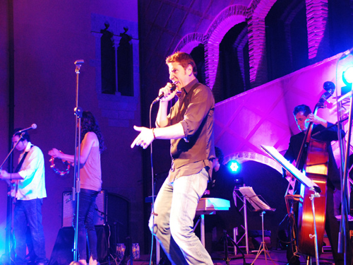 Fuentes i La Vella Dixieland, dissabte en plena actuació a Calonge.