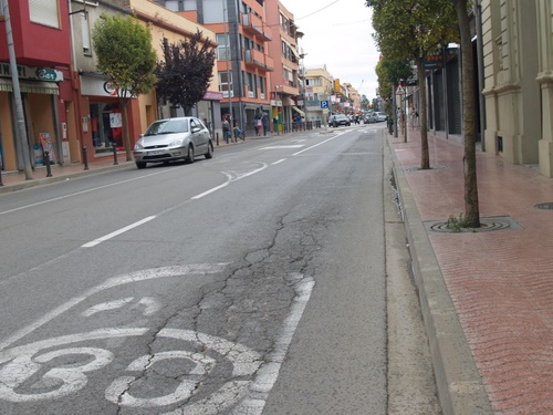 Una esquerda en el paviment de l'avinguda de la Llibertat.