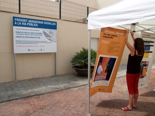 Carpa informativa situada a la plaça del Forn.