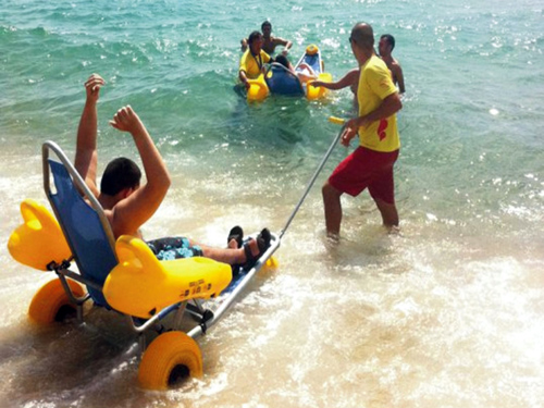 Un usuari del servei per a discapacitats de la platja de Torre Valentina.