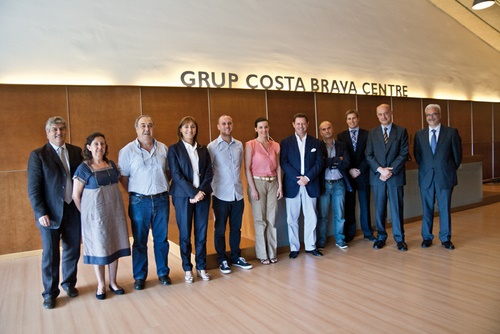 El jurat de la Beca, amb la guanyadora i el finalista.