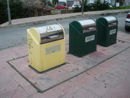 Contenidors de recollida selectiva de deixalles, al nucli de Sant Joan.