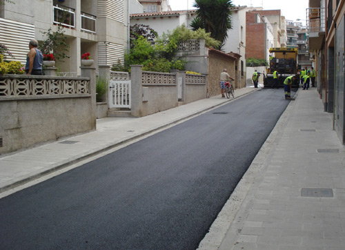 Asfaltatge del carrer de Jacint Verdaguer, avui.