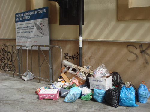 Escombraries on hi havia els contenidors del carrer d'Ave Maria, aquesta setmana.