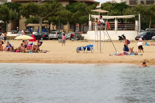 Un socorrista a la platja Gran de Palamós, aquest estiu.