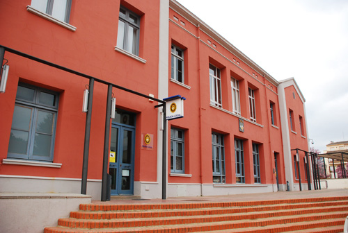 La façana de l'Ajuntament de Calonge, neta de banderes.