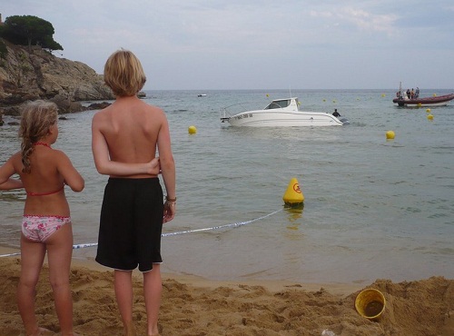 La barca accidentada divendres a la platja de Sant Esteve. (Foto: Albert Vilar - El Punt).