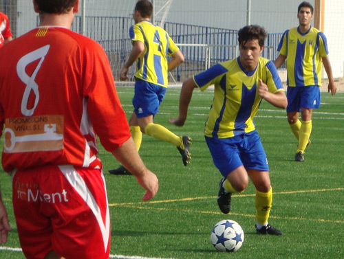 Un moment del partit Caldes-Palamós amb Pau Gusó, autor del primer gol. (Foto: Sergi Cortés).