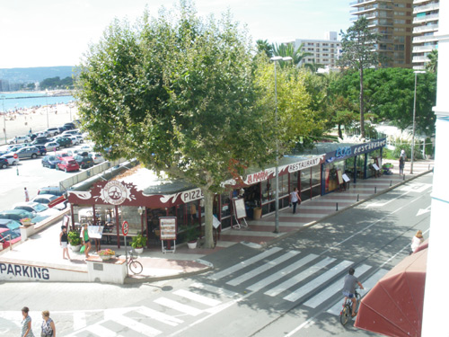 La zona de restaurants del final del passeig del Mar.