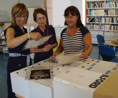 Les filles d'Antoni Crosa i Mauri i l'alcaldessa Teresa Ferrés, observant alguns dels documents a l'Arxiu Municipal.